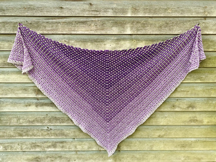 Häkelanleitung Dreieckstuch Erdbeerfeld - raffiniert zweifarbiges Muster