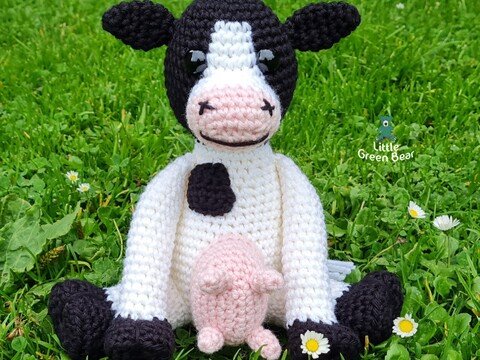 Frannie the Friesian Cow Crochet Amigurumi Pattern (English)