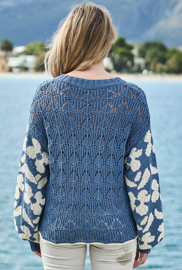 Pulli mit Blumenmotiven
