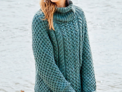 Grüner Raglanpulli im Zopf/Wabenmuster