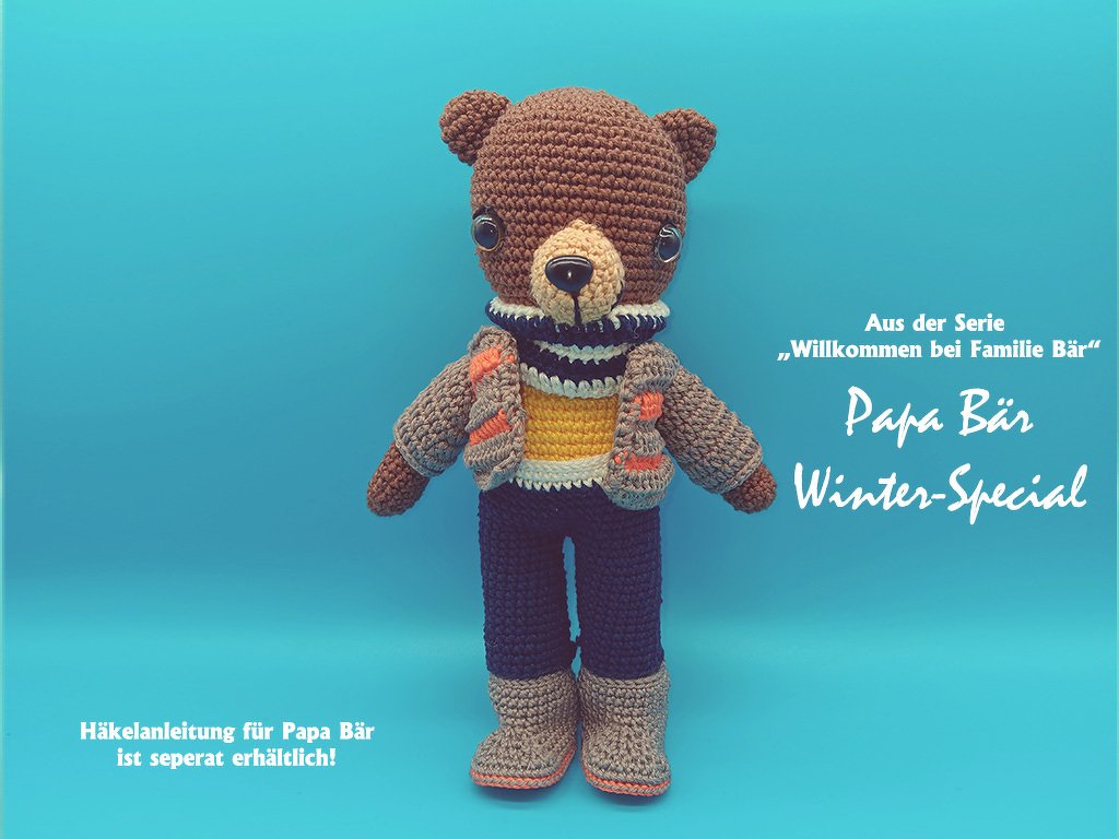 Gehäkelter brauner Teddybär in Winterjacke, gestreiftem Shirt, Hose und Stiefeln vor türkisblauem Hintergrund