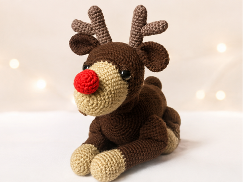 Häkelanleitung für ein liegendes Rentier Amigurumi