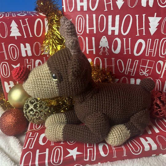 Häkelanleitung für ein liegendes Rentier Amigurumi