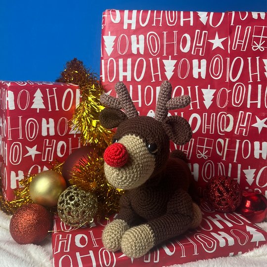 Häkelanleitung für ein liegendes Rentier Amigurumi