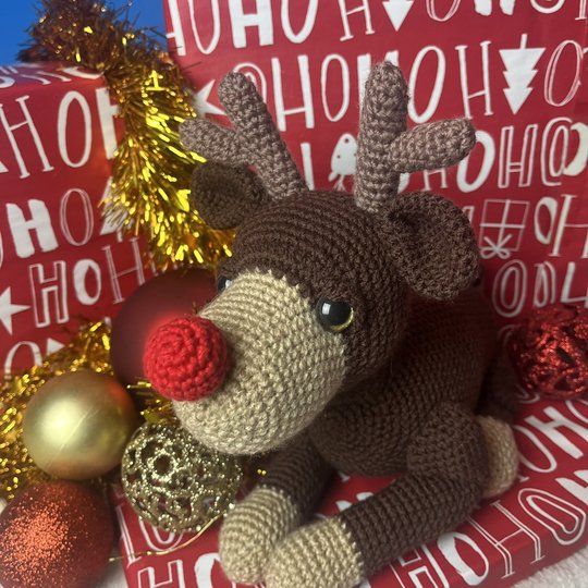 Häkelanleitung für ein liegendes Rentier Amigurumi
