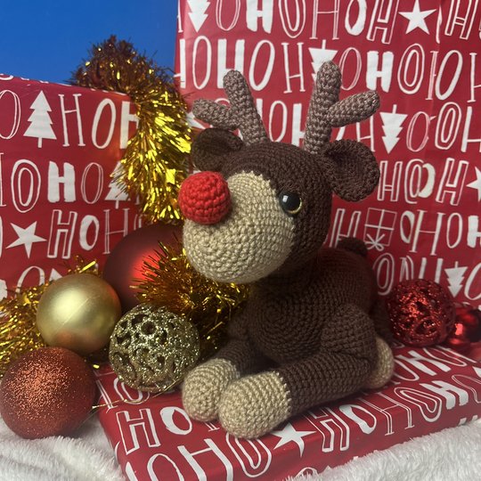 Häkelanleitung für ein liegendes Rentier Amigurumi
