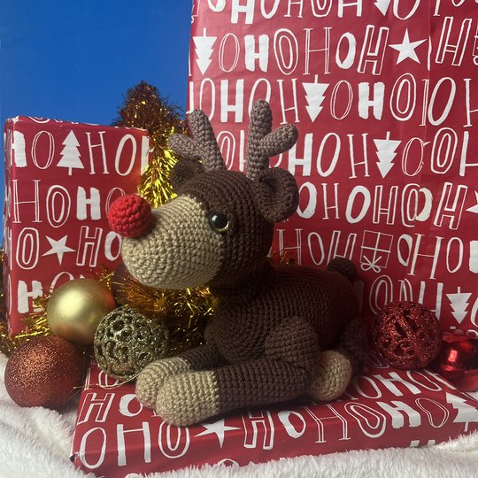 Häkelanleitung für ein liegendes Rentier Amigurumi