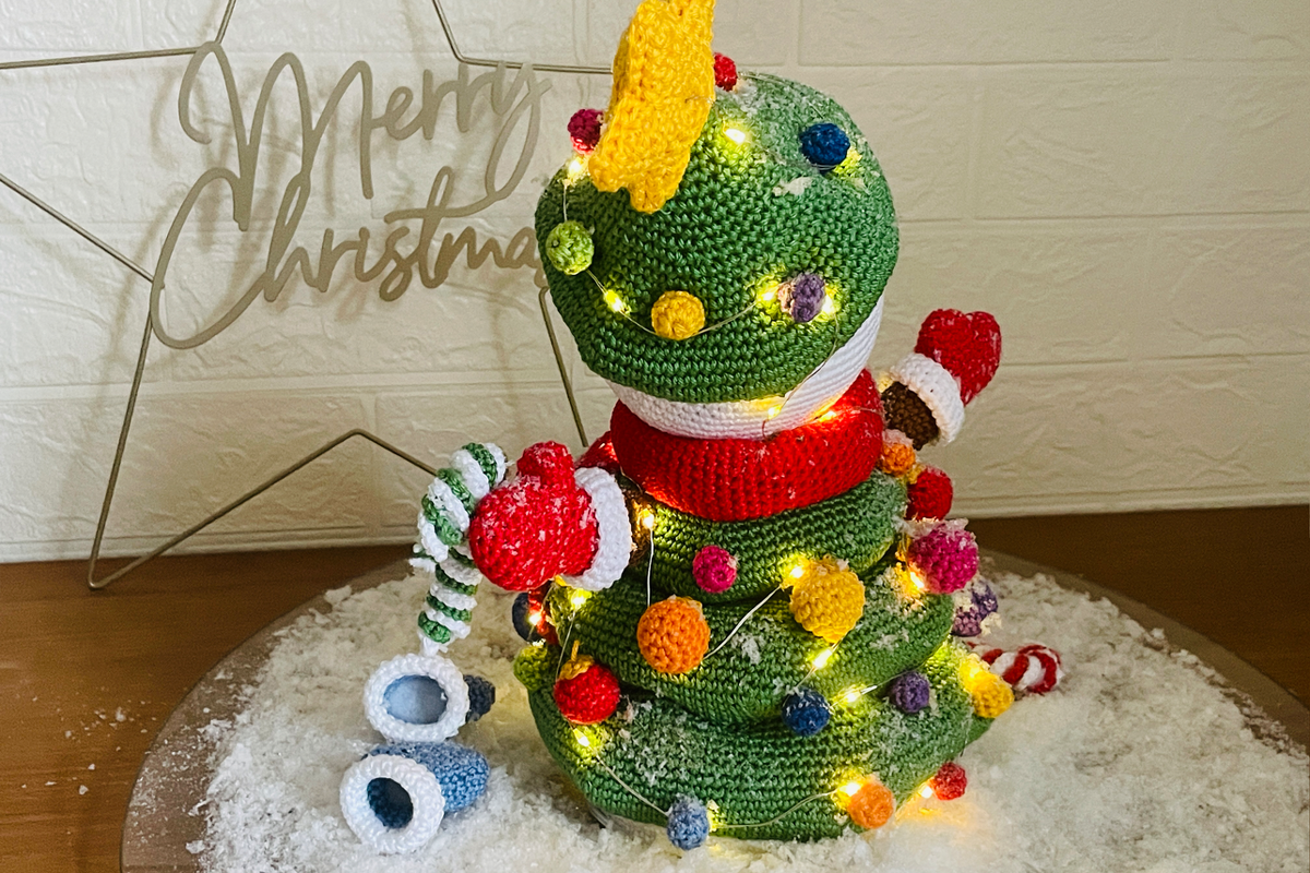 Schneemann Picolino mit Tannenbaumkostüm Häkelanleitung Amigurumi - Bild 5