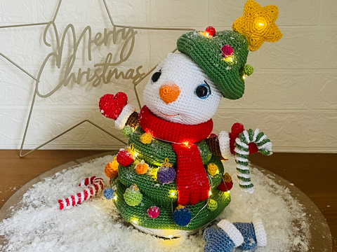 Schneemann Picolino mit Tannenbaumkostüm Häkelanleitung Amigurumi