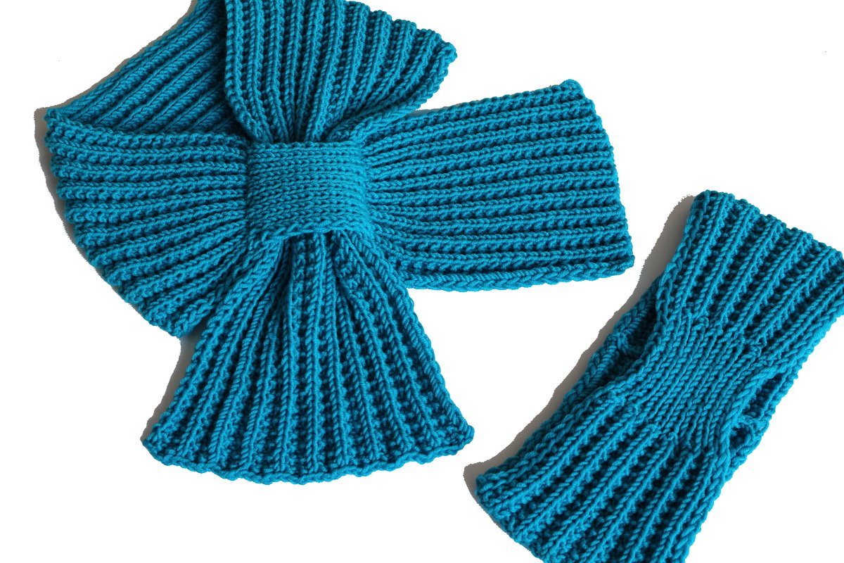 Türkis gestrickter Schal mit Schlaufe und passende fingerlose Stulpen im Rippenmuster