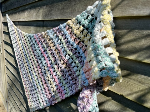 Häkeltuch Glücksveilchen - blumiges Dreieckstuch in zwei Varianten