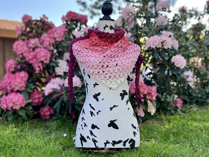 Häkeltuch Glücksveilchen - blumiges Dreieckstuch in zwei Varianten