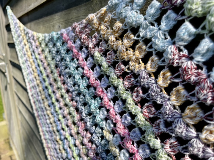 Häkeltuch Glücksveilchen - blumiges Dreieckstuch in zwei Varianten