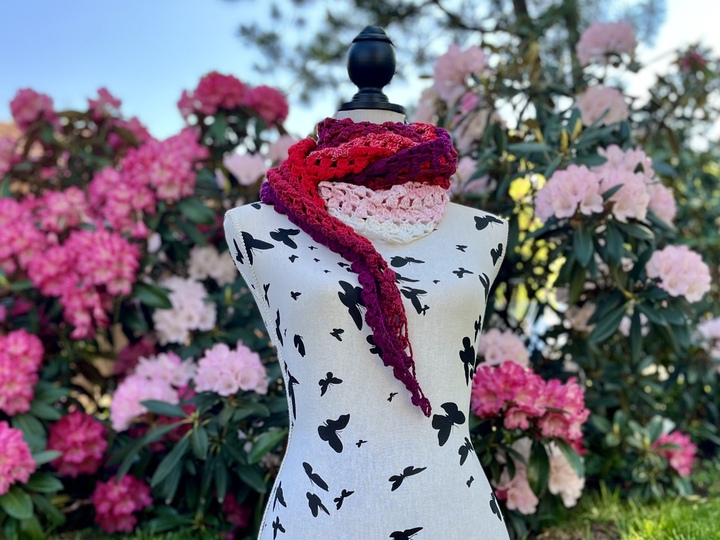 Häkeltuch Glücksveilchen - blumiges Dreieckstuch in zwei Varianten