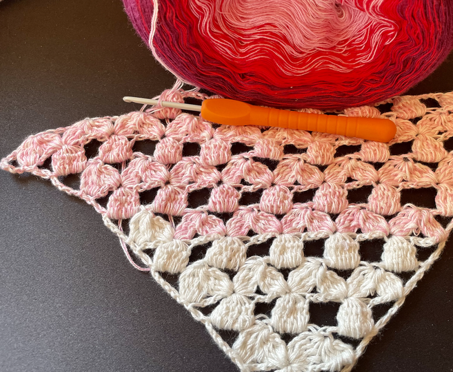 Häkeltuch Glücksveilchen - blumiges Dreieckstuch in zwei Varianten