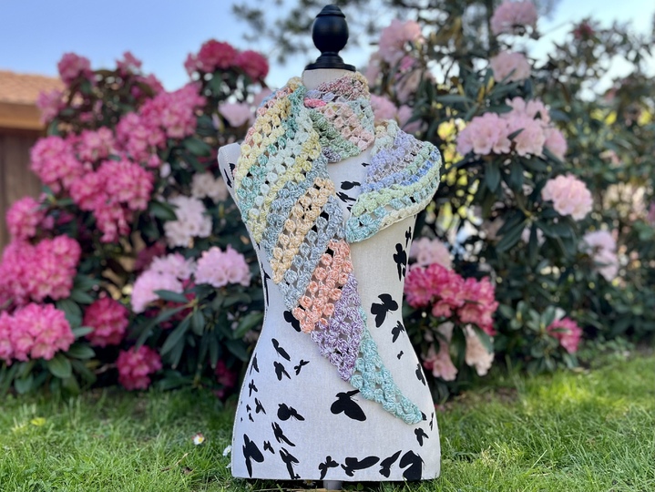 Häkeltuch Glücksveilchen - blumiges Dreieckstuch in zwei Varianten