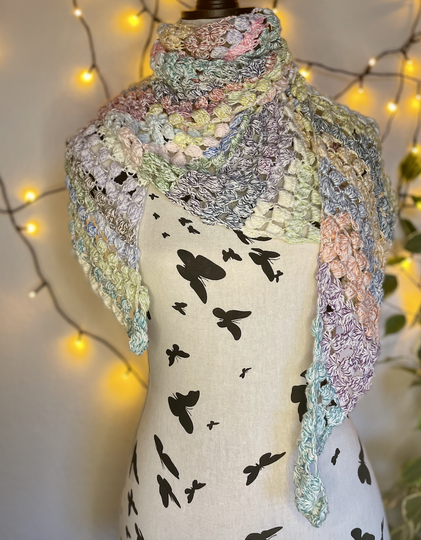 Häkeltuch Glücksveilchen - blumiges Dreieckstuch in zwei Varianten