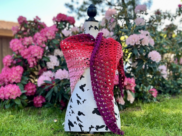 Häkeltuch Glücksveilchen - blumiges Dreieckstuch in zwei Varianten