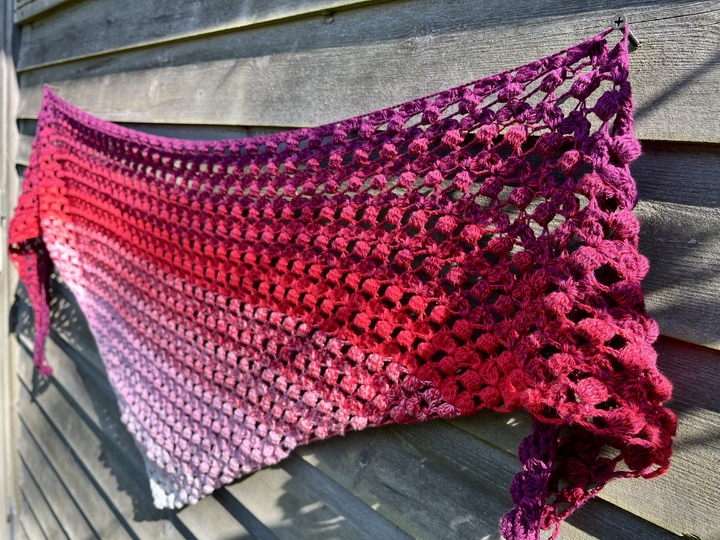 Häkeltuch Glücksveilchen - blumiges Dreieckstuch in zwei Varianten