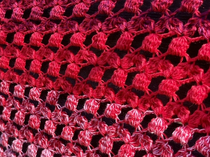 Häkeltuch Glücksveilchen - blumiges Dreieckstuch in zwei Varianten