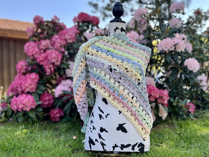 Häkeltuch Glücksveilchen - blumiges Dreieckstuch in zwei Varianten