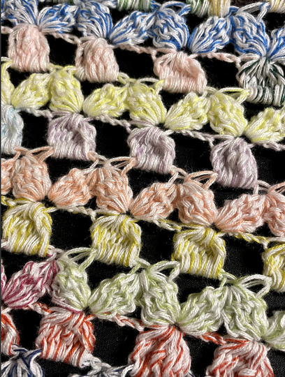 Häkeltuch Glücksveilchen - blumiges Dreieckstuch in zwei Varianten