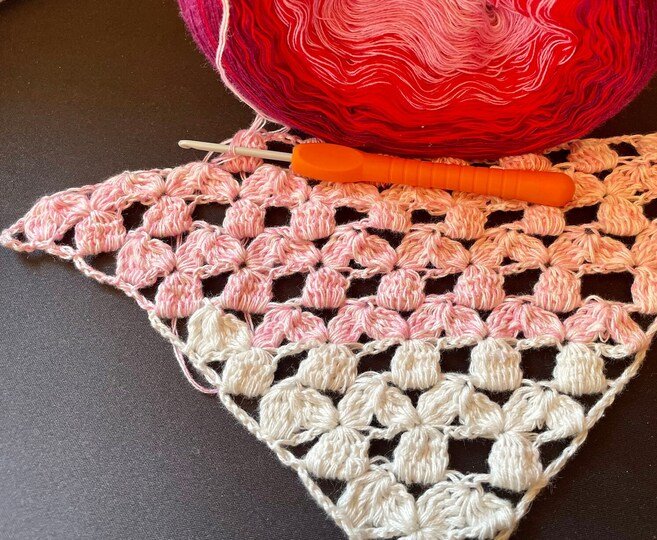 Häkeltuch Glücksveilchen - blumiges Dreieckstuch in zwei Varianten