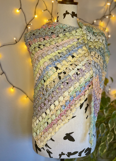 Häkeltuch Glücksveilchen - blumiges Dreieckstuch in zwei Varianten