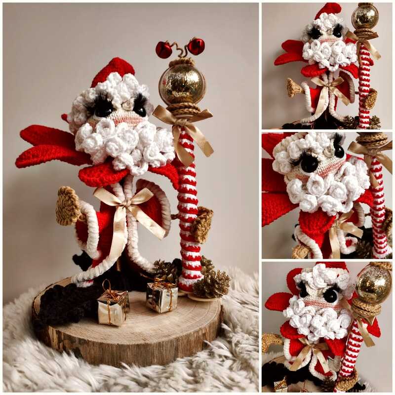 Gehäkelter Amigurumi-Weihnachtsmann mit roter Mütze, weißem Bart, gestreiftem Stab und kleinen Geschenken auf Holzscheibe