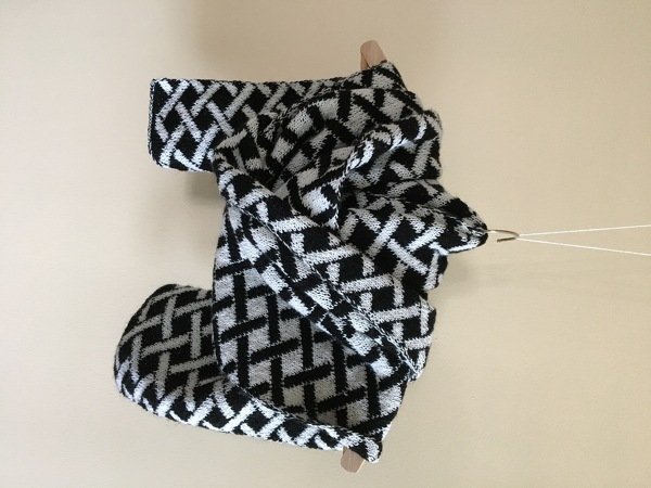 Two-tone colorwork scarf showing interlocking diagonal lattice repeats