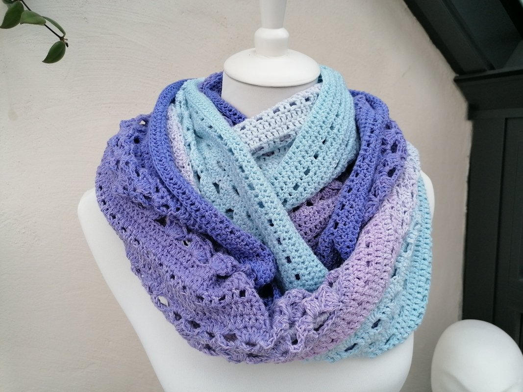 Häkel-Loop in Pastellverlauf (Lila, Flieder, Hellblau) auf Schaufensterpuppe