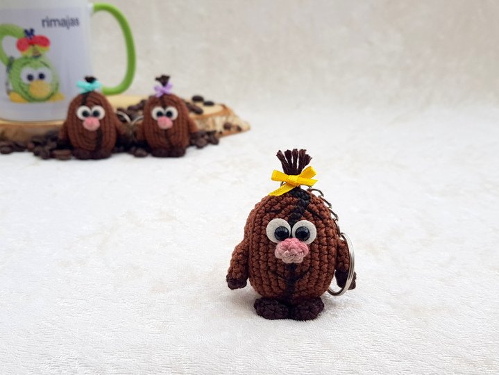 Häkelanleitung für einen niedlichen Kaffeebohnen-Schlüsselanhänger