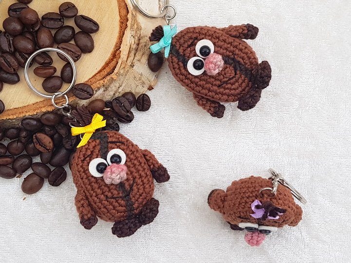 Häkelanleitung für einen niedlichen Kaffeebohnen-Schlüsselanhänger