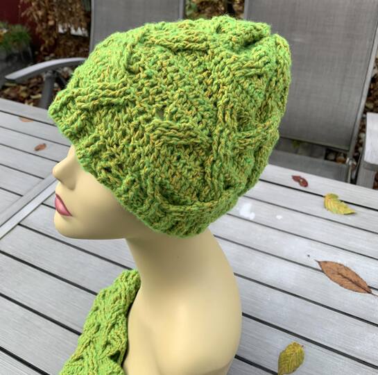 DIY Häkelanleitung: Kuschlige Mütze & Stulpen im Zopfmuster