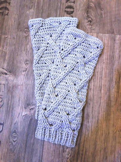 DIY Häkelanleitung: Kuschlige Mütze & Stulpen im Zopfmuster