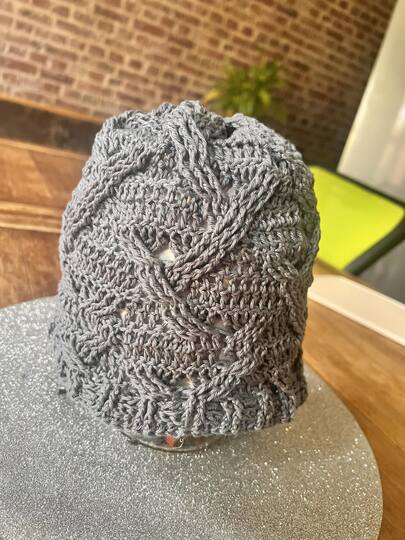 DIY Häkelanleitung: Kuschlige Mütze & Stulpen im Zopfmuster