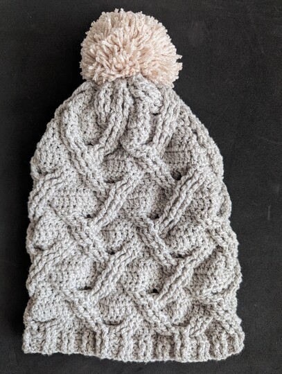 DIY Häkelanleitung: Kuschlige Mütze & Stulpen im Zopfmuster