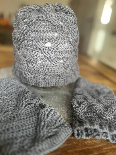 DIY Häkelanleitung: Kuschlige Mütze & Stulpen im Zopfmuster