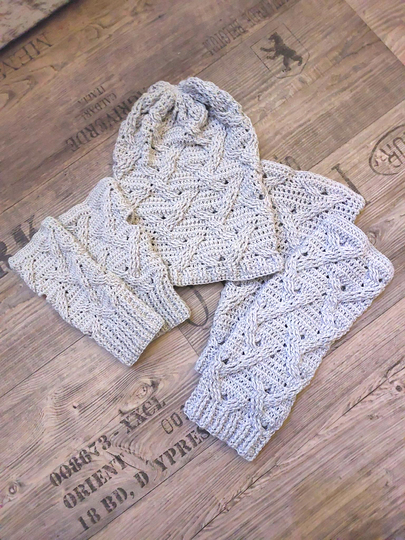 DIY Häkelanleitung: Kuschlige Mütze & Stulpen im Zopfmuster