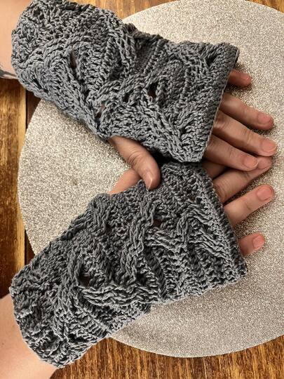 DIY Häkelanleitung: Kuschlige Mütze & Stulpen im Zopfmuster