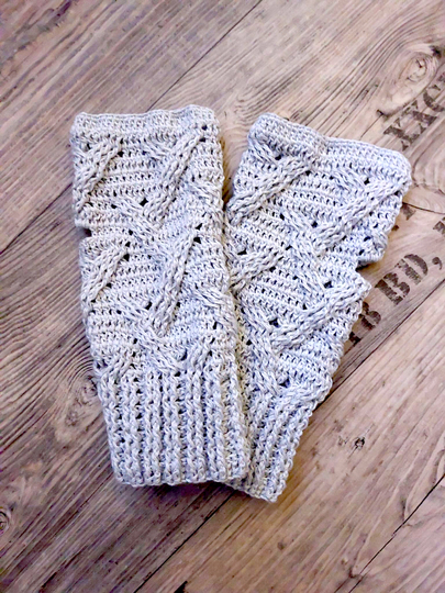 DIY Häkelanleitung: Kuschlige Mütze & Stulpen im Zopfmuster