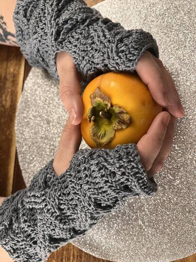 DIY Häkelanleitung: Kuschlige Mütze & Stulpen im Zopfmuster