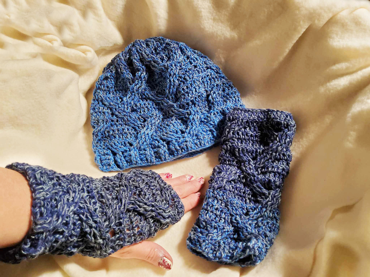 DIY Häkelanleitung: Kuschlige Mütze & Stulpen im Zopfmuster