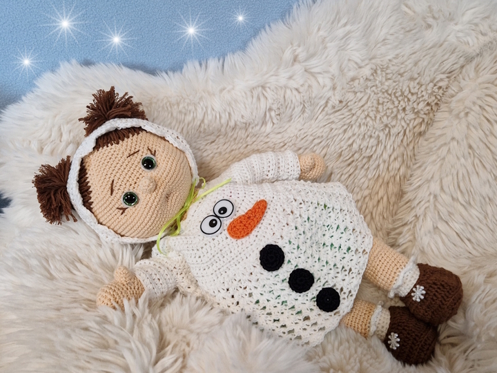 Babymädchen Lina im Schneemann-Nachthemd