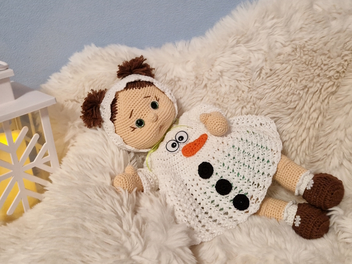 Babymädchen Lina im Schneemann-Nachthemd