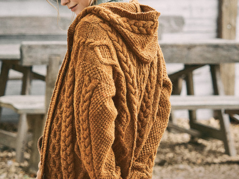 Zopfmusterjacke mit Kapuze in Braun