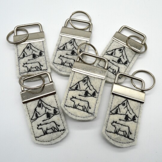 Stickdatei Berge Alm Schlüsselanhänger
