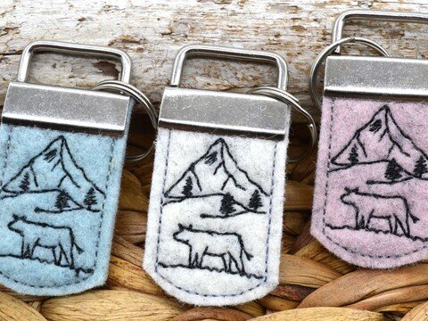 Stickdatei Berge Alm Schlüsselanhänger
