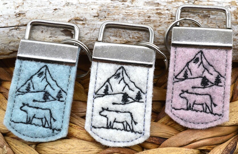 Stickdatei Berge Alm Schlüsselanhänger