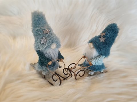 Dekofiguren Wichtel Schlitten und Ski fahren in 2 Varianten